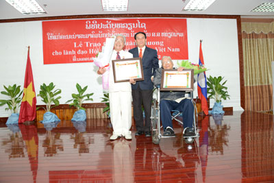 ນັກປະພັນຫວຽດນາມ 8 ຄົນ ໄດ້ຮັບຫຼຽນໄຊແຮງງານຂອງລາວ